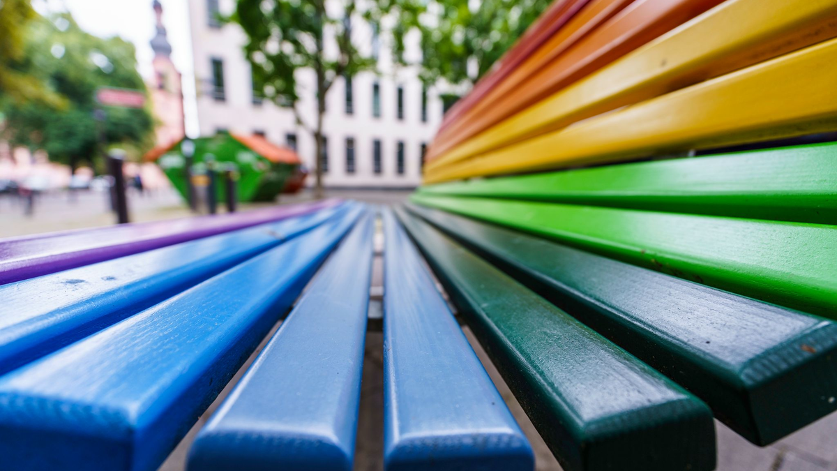 Mit dem neuen Selbstbestimmungsgesetz können Menschen ihren Vornamen und ihren Geschlechtseintrag einfacher ändern. (Symbolbild) - Foto: Andreas Arnold/dpa