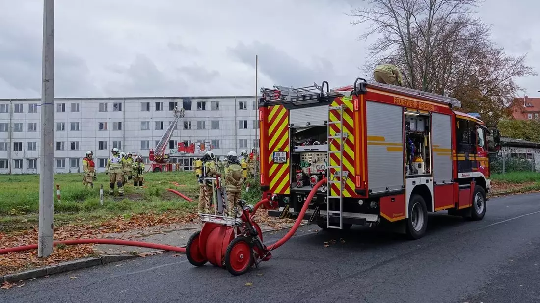 FW Dresden: Brand in leerstehendem Bürokomplex - Bild: presseportal.de