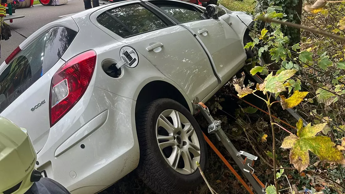 FW-OLL: Verkehrsunfall auf der Wildeshauser Straße: Feuerwehr befreit eingeschlossene Person - Bild: presseportal.de
