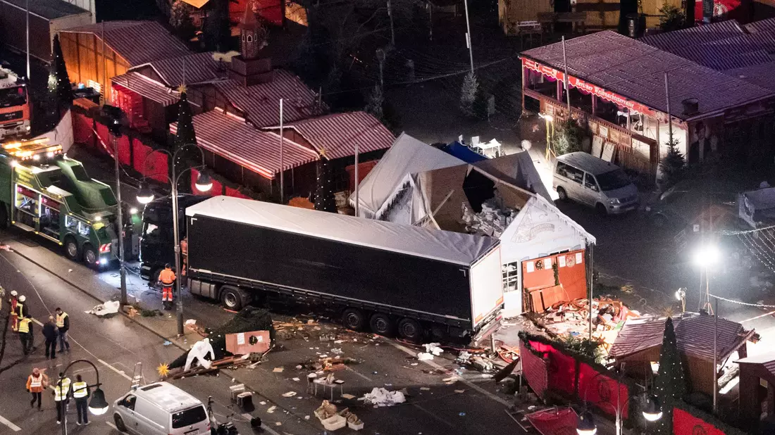 Der folgenschwerste islamistische Terroranschlag in Deutschland wurde im Dezember 2016 in Berlin verübt, wo ein abgelehnter Asylbewerber aus Tunesien einen gestohlenen Lastwagen in die Menschenmenge auf einem Weihnachtsmarkt lenkte. Den LKW-Fahrer hatte er vorher erschossen. Der Attentäter tötete auf dem Breitscheidplatz zwölf Menschen. Fast 170 Menschen wurden verletzt, teils schwer. Einer von ihnen starb 2021 an den Langzeitfolgen seiner Verletzungen. (Archivfoto) - Bild: Bernd von Jutrczenka/dpa