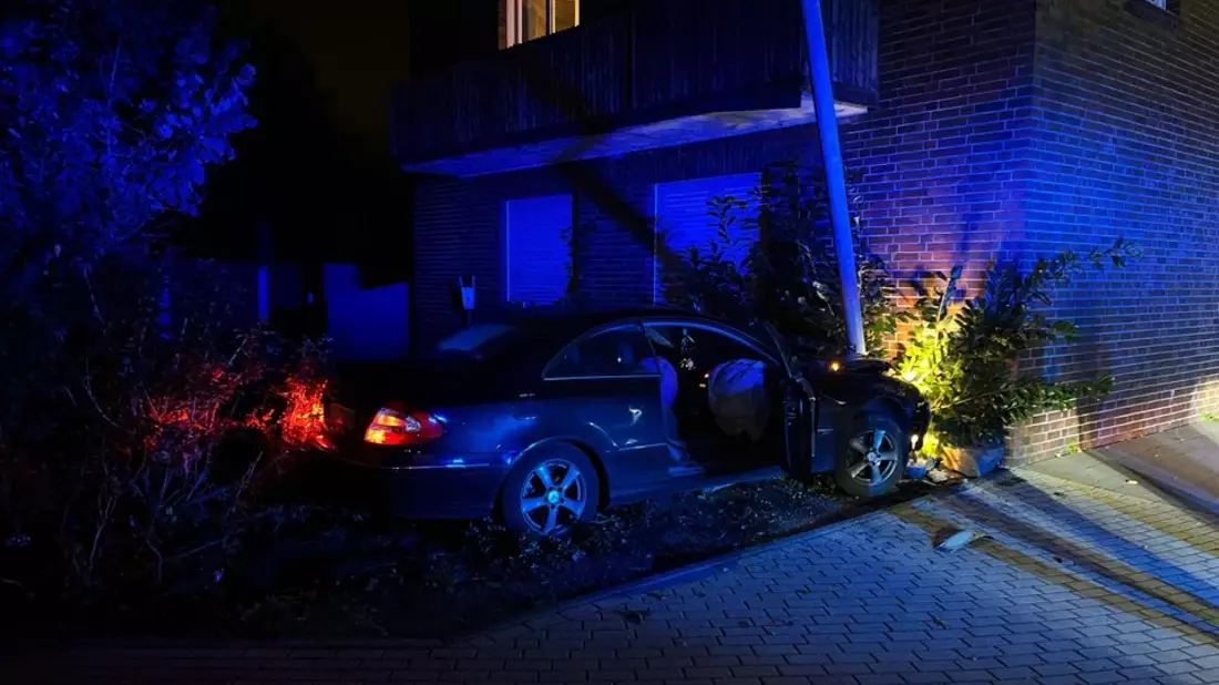 POL-KLE: Geldern - Verkehrsunfall / 20-Jähriger verunfallt und kommt im Vorgarten zum Stehen - Bild: presseportal.de