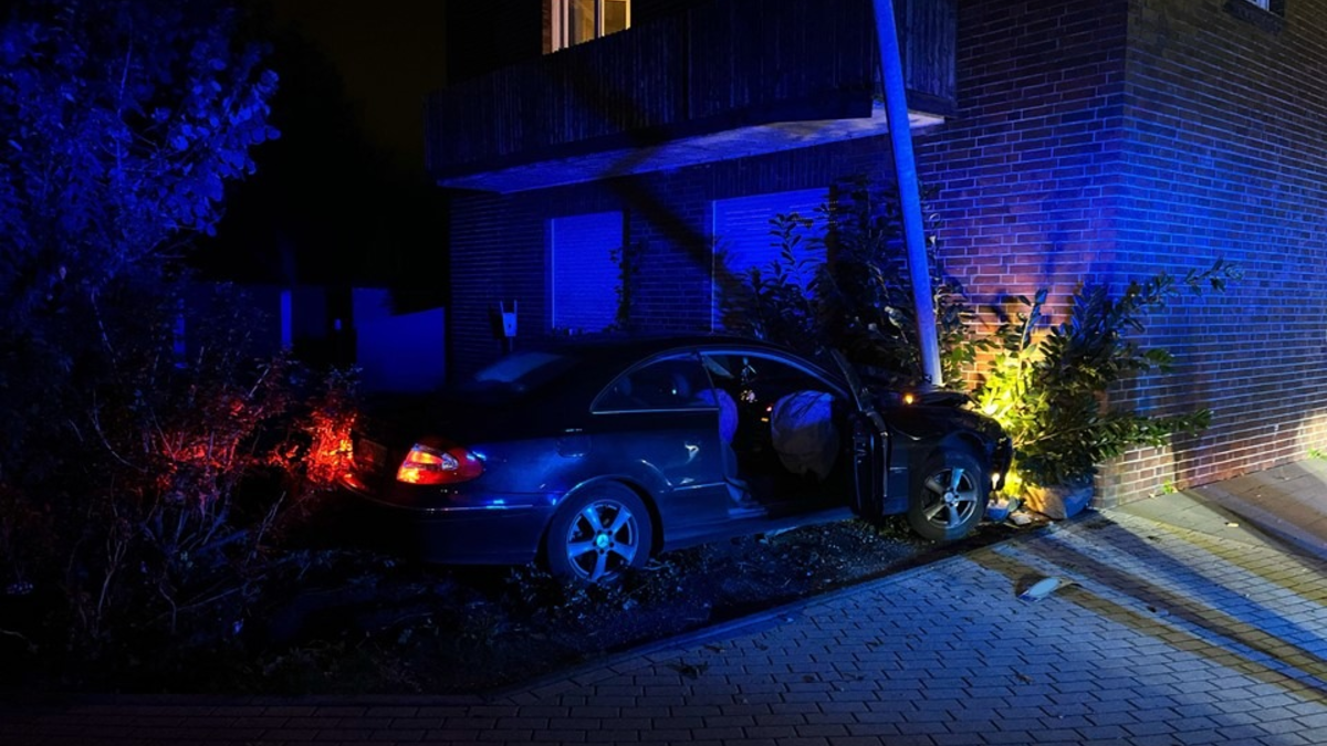 POL-KLE: Geldern - Verkehrsunfall / 20-Jähriger verunfallt und kommt im Vorgarten zum Stehen - Foto: presseportal.de