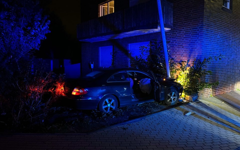 POL-KLE: Geldern - Verkehrsunfall / 20-Jähriger verunfallt und kommt im Vorgarten zum Stehen - Foto: presseportal.de