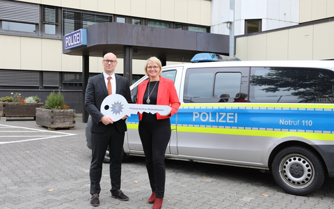 POL-OF: Führungswechsel bei der Polizeidirektion Main-Kinzig: Martin Nickl ist neuer Leiter / Verabschiedung seiner Vorgängerin Ute Jacobs - Foto: presseportal.de POL-OF: Führungswechsel bei der Polizeidirektion Main-Kinzig: Martin Nickl ist neuer Leiter / Verabschiedung seiner Vorgängerin Ute Jacobs - Foto: presseportal.de