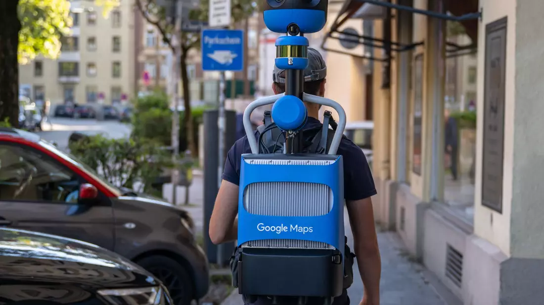 Bei der Erfassung der Daten und Bilder für Google Maps hat Google nicht nur auf Kameraautos und Fußgänger gesetzt, sondern auch auf Schneemobile, Boote, Schafe, Kamele und sogar Pfadfindergruppen. - Bild: Peter Kneffel/dpa