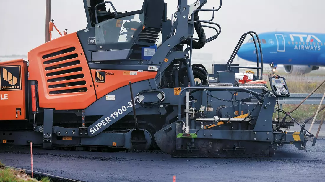 Fraport testet das neue Material zunächst auf dem Vorfeld in einer 200 Meter langen Sackgasse. (Handout) - Bild: Fraport/dpa