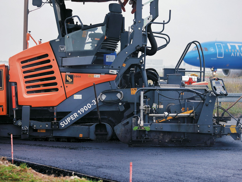 Fraport testet das neue Material zunächst auf dem Vorfeld in einer 200 Meter langen Sackgasse. (Handout) - Foto: Fraport/dpa