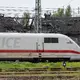 Nach Hinweisen auf einen verdächtigen Gegenstand gab es einen Polizeieinsatz mit Sprengstoffspürhunden in einem ICE in Siegburg bei Bonn.  - Bild: Stefan Sauer/dpa