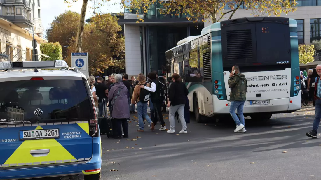 Fahrzeuge der Polizei stehen am Siegburger Bahnhof. - Bild: Fototeam Raitz & Böhm/dpa