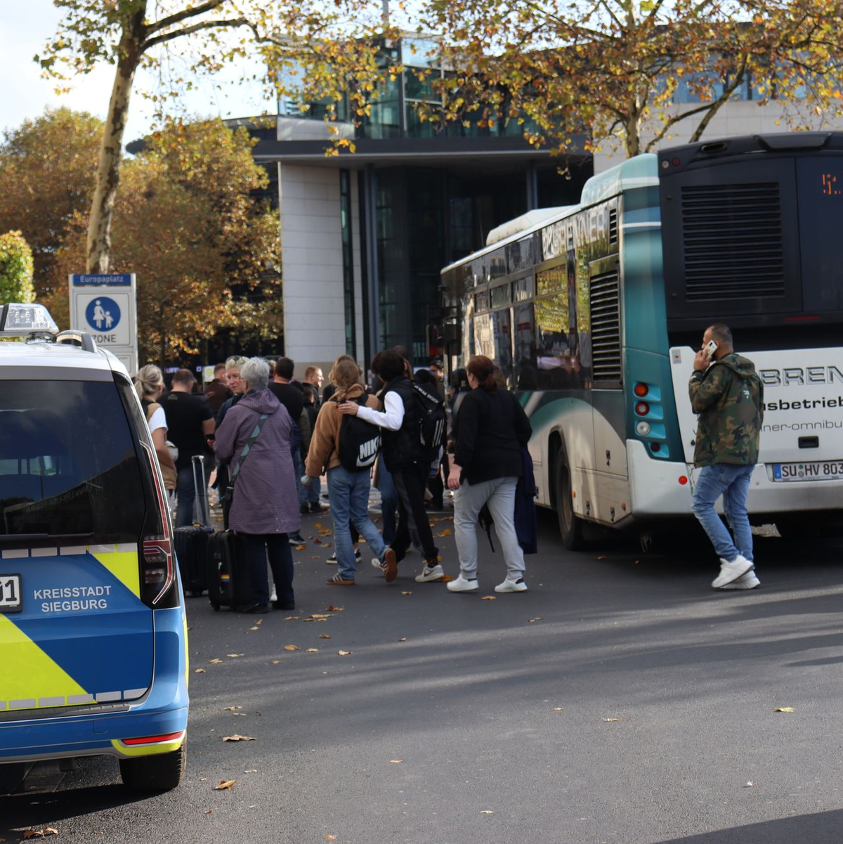 Fahrzeuge der Polizei stehen am Siegburger Bahnhof. - Foto: Fototeam Raitz & Böhm/dpa