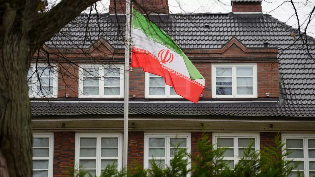 Drei Wochen nach der vom Iran bekanntgegebenen Hinrichtung des Deutsch-Iraners Sharmahd hat die Bundesregierung die angekündigten Konsequenzen vollzogen. Die Botschaft in Berlin bleibt geöffnet. - Bild: Gregor Fischer/dpa