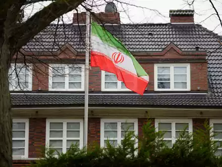Drei Wochen nach der vom Iran bekanntgegebenen Hinrichtung des Deutsch-Iraners Sharmahd hat die Bundesregierung die angekündigten Konsequenzen vollzogen. Die Botschaft in Berlin bleibt geöffnet. - Foto: Gregor Fischer/dpa
