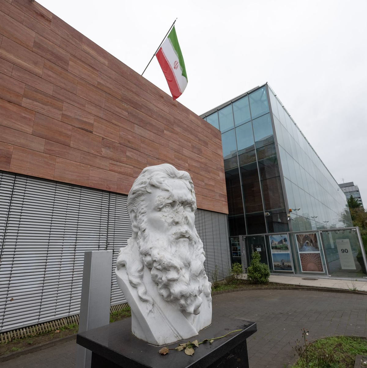 Eine Büste des Dichters Hafis steht vor dem iranischen Generalkonsulat in Frankfurt, das geschlossen wird. - Foto: Boris Roessler/dpa