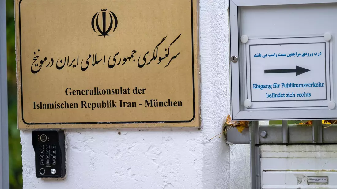 Das iranische Generalkonsulat in München wird auch geschlossen. - Bild: Peter Kneffel/dpa