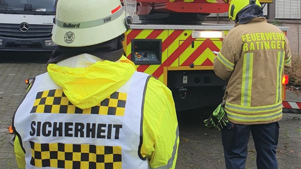 FW Ratingen: Acht neue Ausbilder für Hubrettungsfahrzeuge! - Foto: presseportal.de