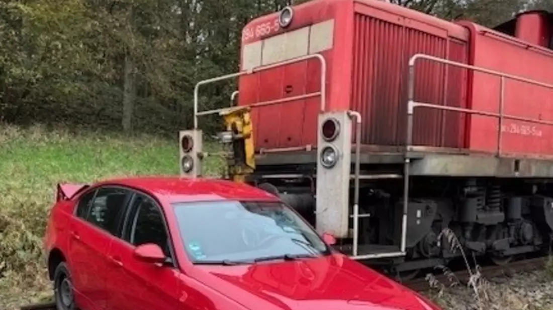 BPOL-KL: Güterzug kollidiert mit PKW auf der Bahnstrecke zwischen Steinwenden und Obermohr - Bild: presseportal.de