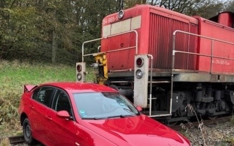 BPOL-KL: Güterzug kollidiert mit PKW auf der Bahnstrecke zwischen Steinwenden und Obermohr - Foto: presseportal.de