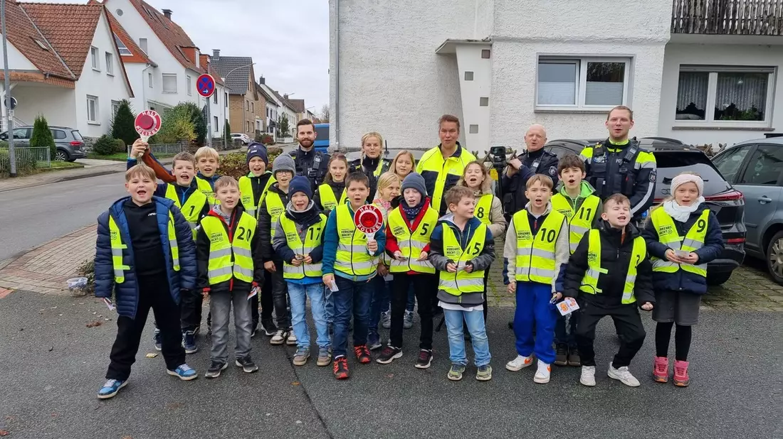 POL-HX: Polizeikontrolle an Halloween: Kinder verteilen Denkzettel oder Dankzettel - Bild: presseportal.de