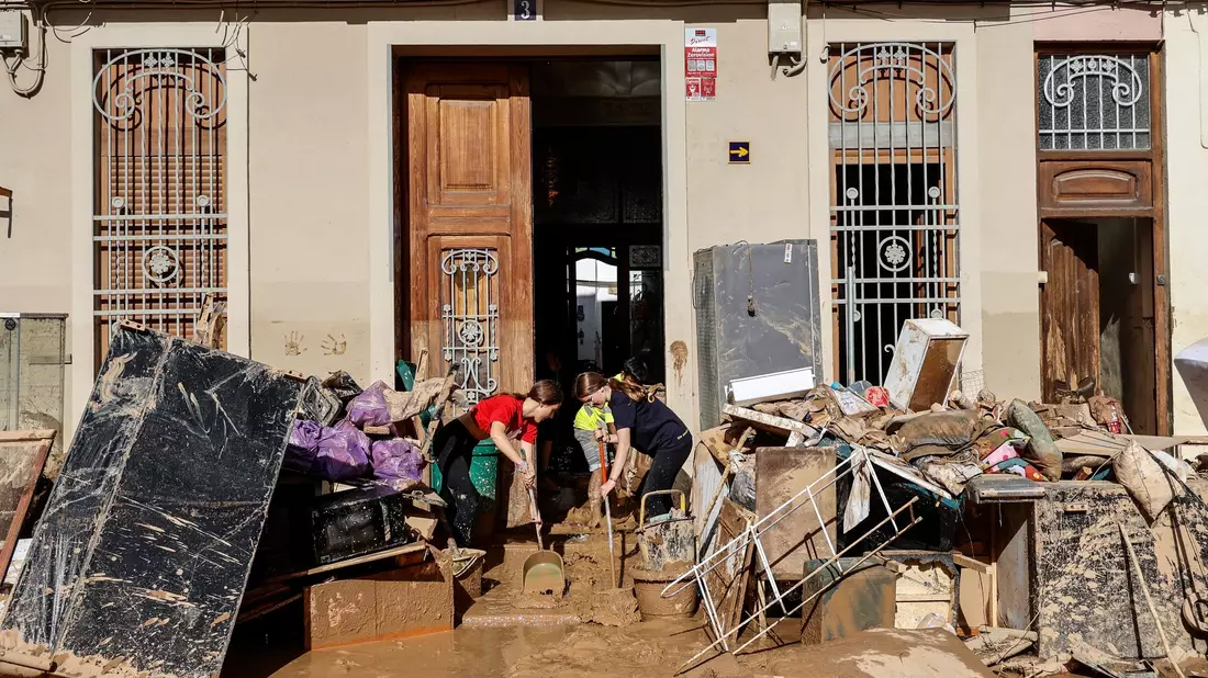 König Felipe im Katastrophengebiet. - Bild: Rober Solsona/EUROPA PRESS/dpa