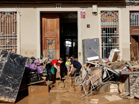 König Felipe im Katastrophengebiet. - Foto: Rober Solsona/EUROPA PRESS/dpa