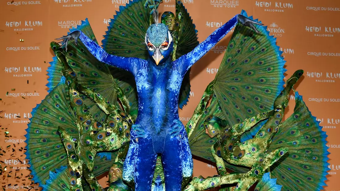 Ein schillernder Pfau - Heidi Klum bei ihrer jährlichen Halloween-Party 2023. (Archivbild) - Bild: Evan Agostini/Invision/AP/dpa