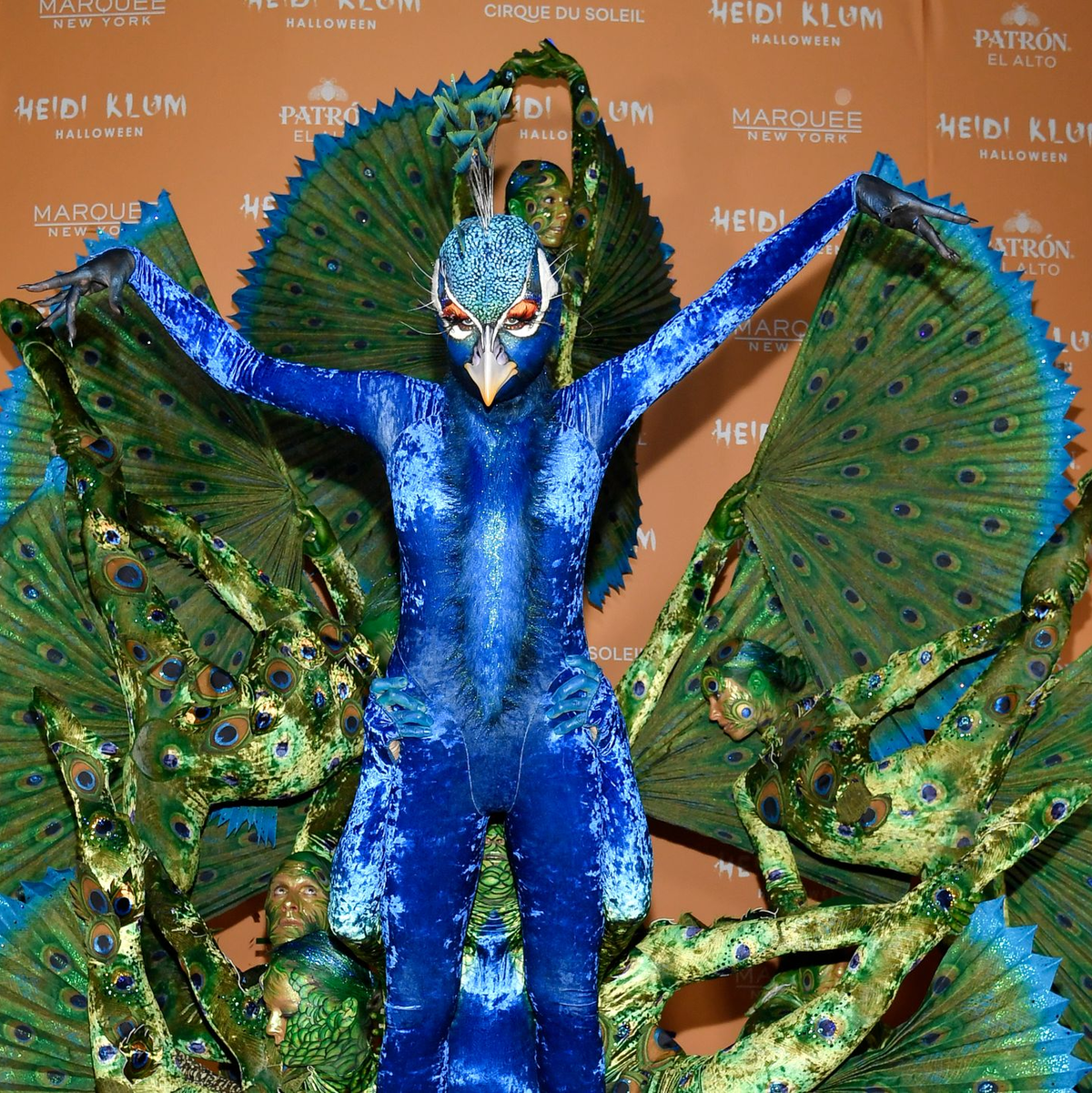 Ein schillernder Pfau - Heidi Klum bei ihrer jährlichen Halloween-Party 2023. (Archivbild) - Foto: Evan Agostini/Invision/AP/dpa