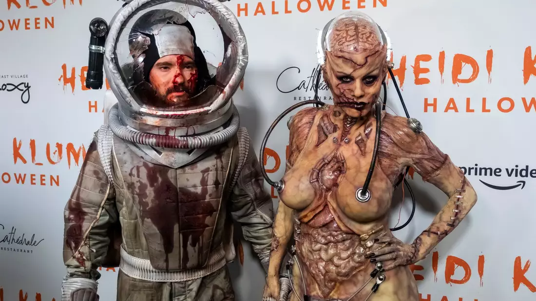 Heidi Klum (rechts) und ihr Mann Tom Kaulitz im Halloween-Kostüm 2019. (Archivbild) - Bild: Charles Sykes/Invision/dpa