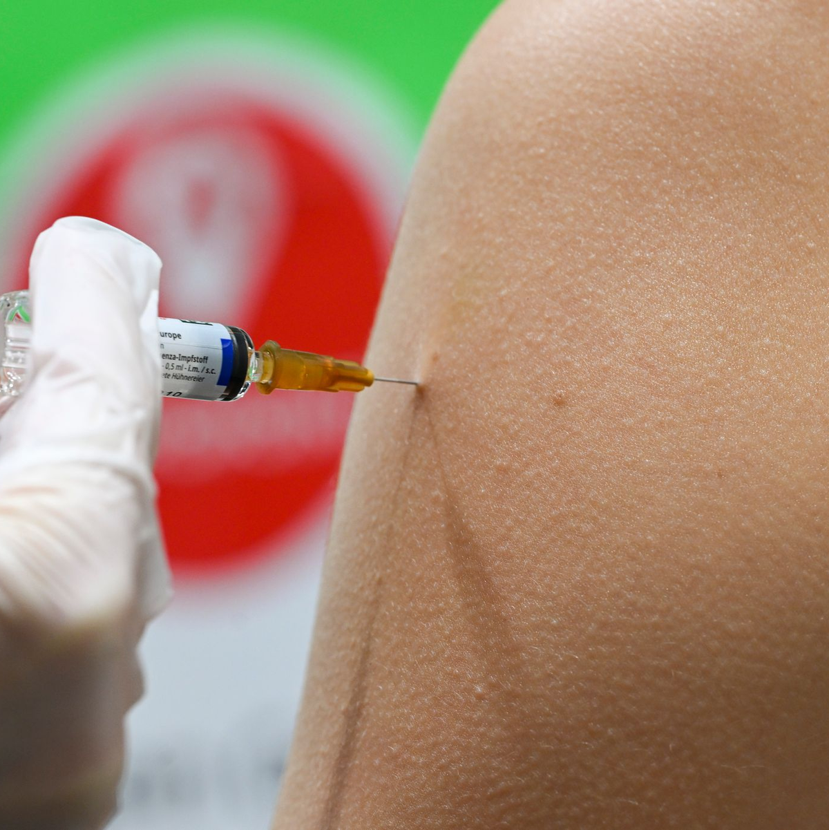 Wie bei der Grippe wird vor allem bestimmten Gruppen weiterhin zur Corona-Impfung geraten. (Archivbild) - Foto: Jens Kalaene/dpa
