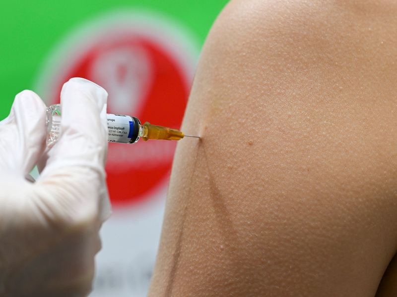 Eine Impfung kann vor Grippe schützen. (Symbolbild) - Foto: Jens Kalaene/dpa