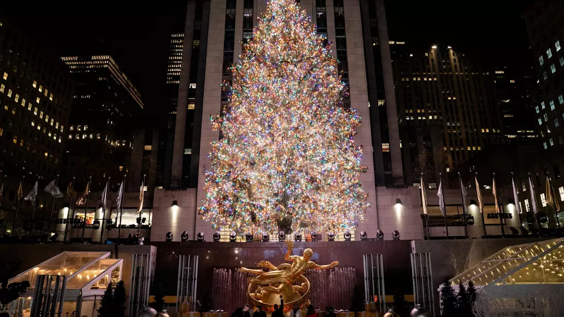 Weihnachten in New York: Die Ferien für Schülerinnen und Schüler beginnen dank eines Zwölfjährigen nun früher und nicht erst am 24. Dezember (Foto: Illustration) - Bild: John Minchillo/AP/dpa