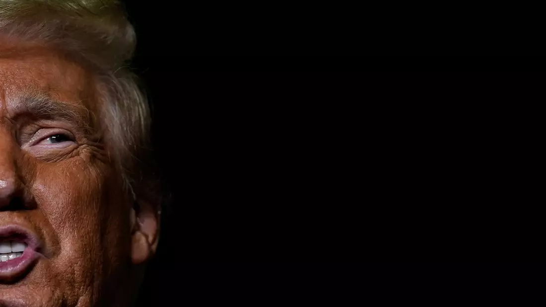 Trump fordert vom Sender CBS mehrere Milliarden US-Dollar Schadenersatz.  - Bild: Julia Demaree Nikhinson/AP/dpa