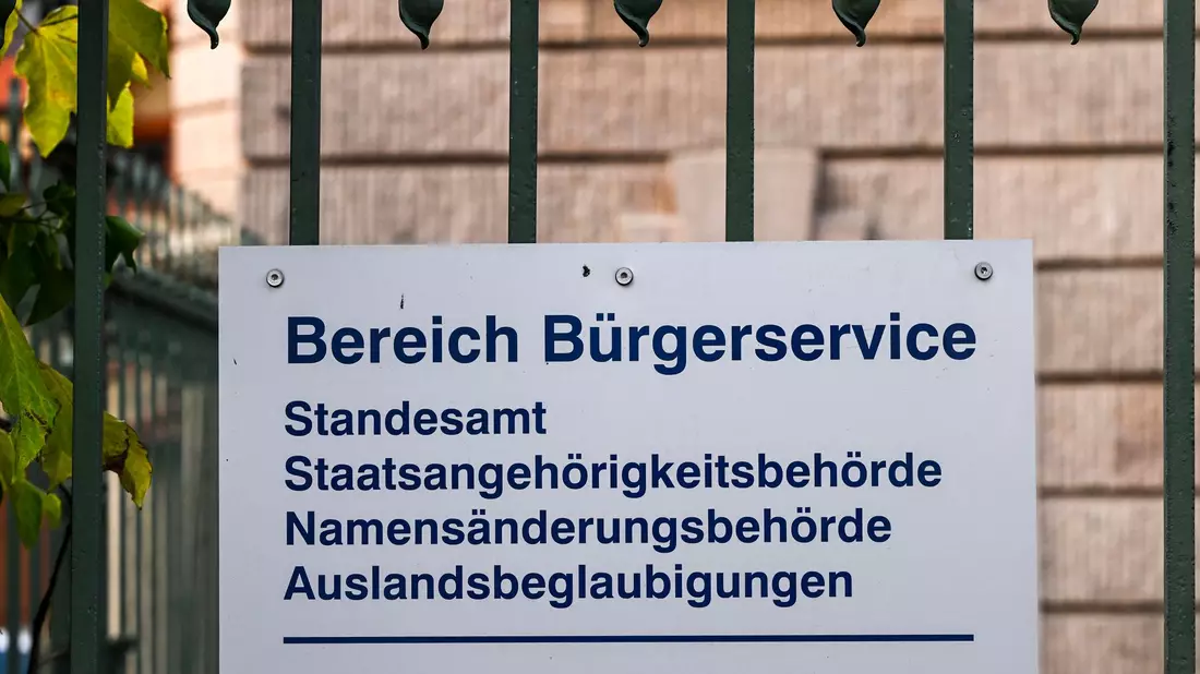 Hier können Vornamen und Geschlechtseinträge geändert werden: im Standesamt. (Symbolbild) - Bild: Jens Kalaene/dpa