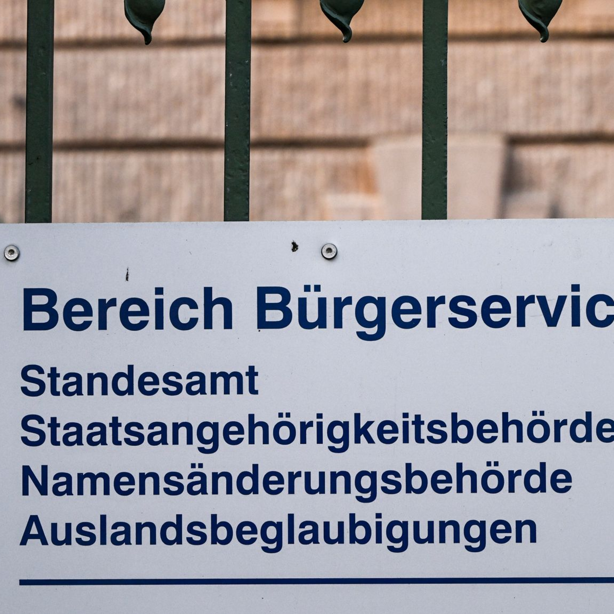 Hier können Vornamen und Geschlechtseinträge geändert werden: im Standesamt. (Symbolbild) - Foto: Jens Kalaene/dpa