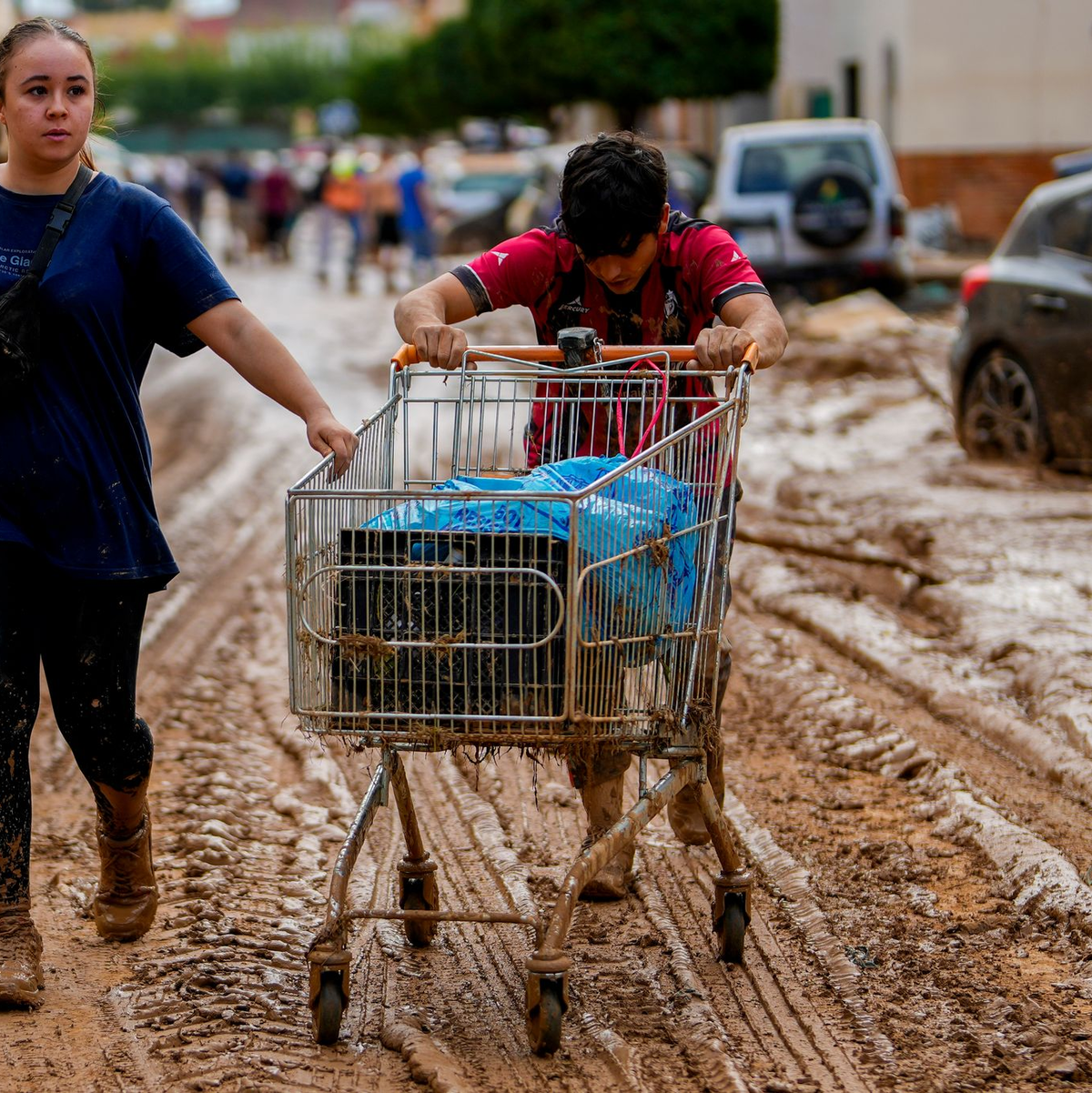 Schlamm in der Gemeinde Chiva in der spanischen Provinz Valencia. - Foto: Manu Fernandez/AP/dpa