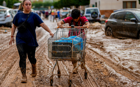 Immer noch versperren eine Vielzahl von Autos Straßen.  - Foto: Manu Fernandez/AP/dpa