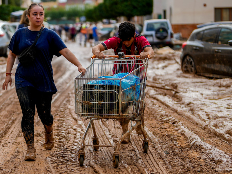 Immer noch versperren eine Vielzahl von Autos Straßen.  - Foto: Manu Fernandez/AP/dpa