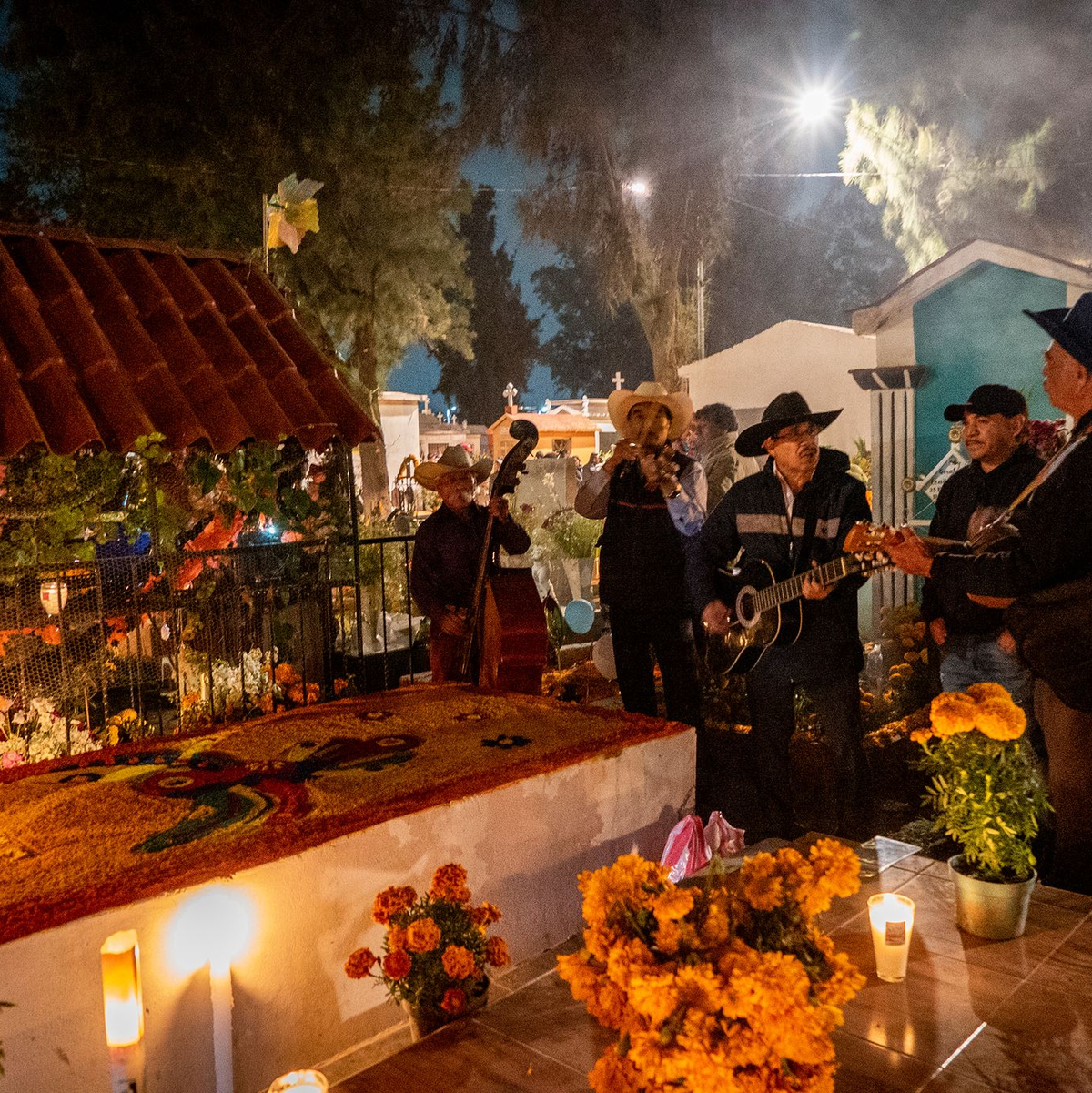 Am Tag der Toten übernachten viele Mexikaner auf dem Friedhof. (Archivbild) - Foto: Jair Cabrera Torres/dpa