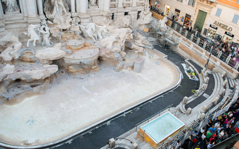 Wenige Stunden nach dem Aufbau des Pools lagen bereits zahlreiche Münzen im Wasser. - Foto: Valentina Stefanelli/LaPresse via ZUMA Press/dpa