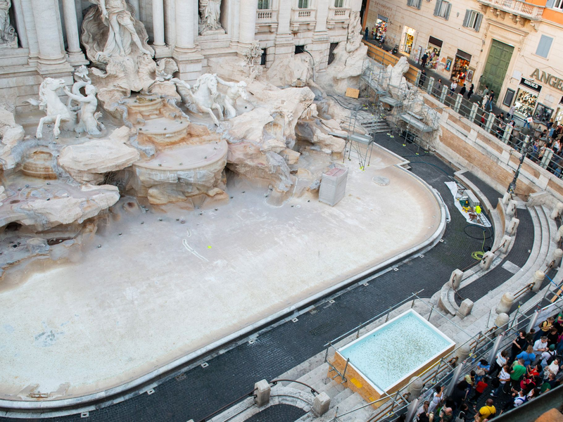 Wenige Stunden nach dem Aufbau des Pools lagen bereits zahlreiche Münzen im Wasser. - Foto: Valentina Stefanelli/LaPresse via ZUMA Press/dpa