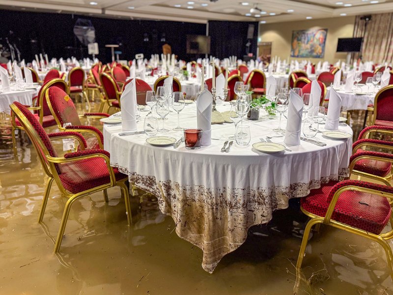 In der Nacht zum Freitag wurde das Hotel Ullensvang in Westnorwegen vom Unwetter überschwemmt. - Foto: Britt Marie Grieg/NTB/dpa