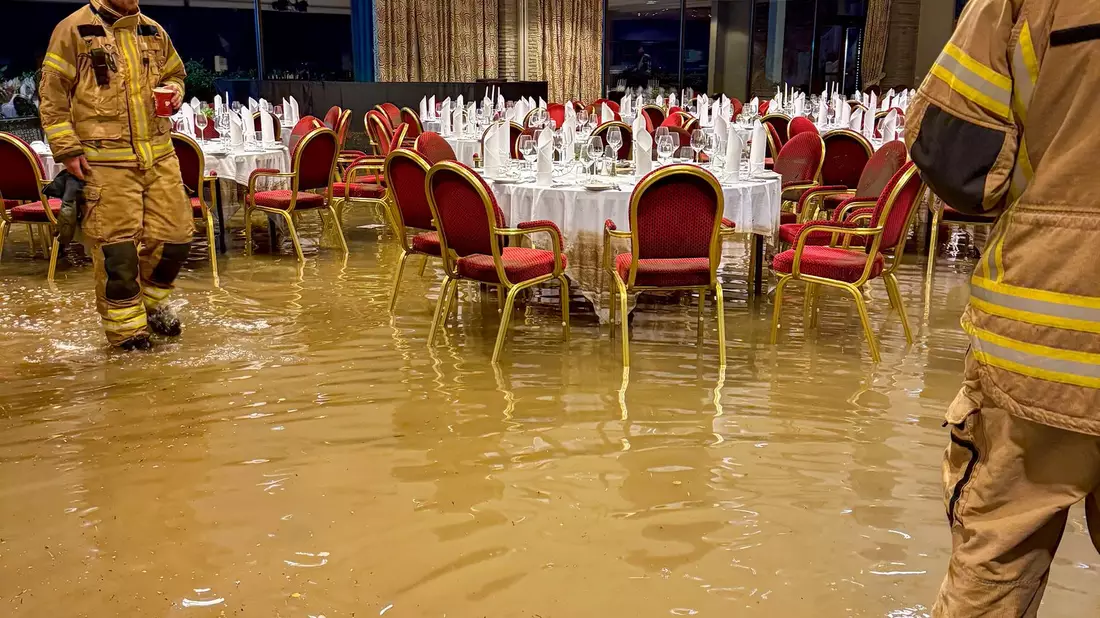 Das Unwetter Jakob führte in Norwegen zu Überschwemmungen - wie hier in einem Hotelsaal. - Bild: Britt Marie Grieg/NTB/dpa