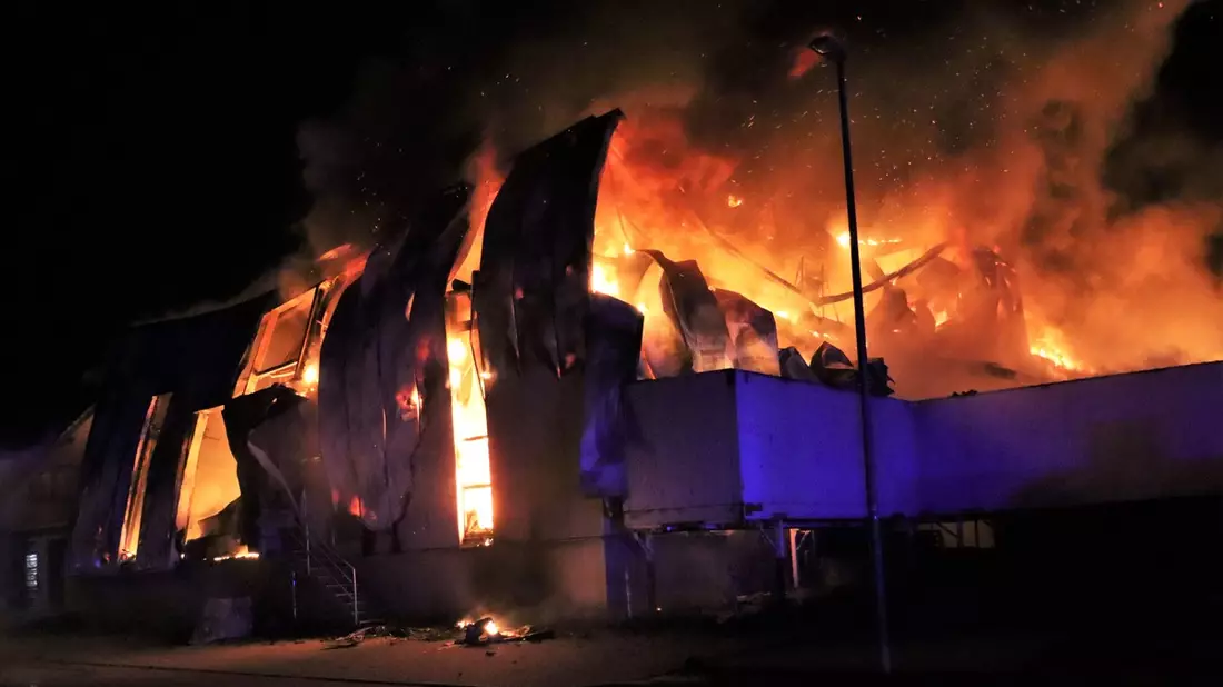 POL-HX: Industriehalle in Bad Driburg in Vollbrand - Bild: presseportal.de