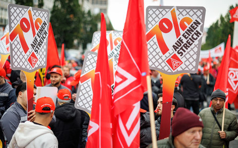 Warnstreiks beginnen: Metaller fordern 7 Prozent mehr Lohn. (Archivbild) - Foto: Daniel Karmann/dpa