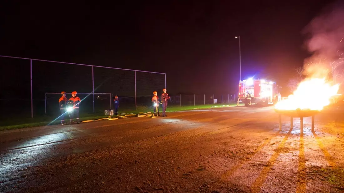 FW Kranenburg: Jahresabschlussübung der Jugendfeuerwehr: Ein gelungener Einsatz mit realistischer Herausforderung - Bild: presseportal.de