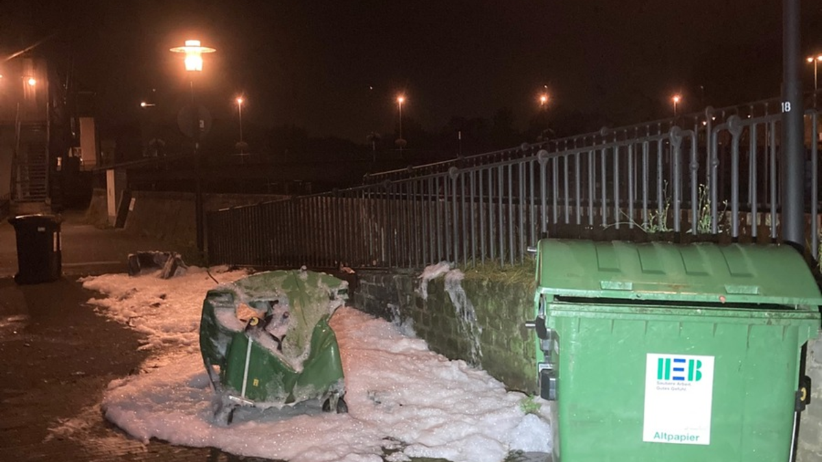 POL-HA: Mülltonnen brennen hinter dem Hohenlimburger Rathaus - Foto: presseportal.de