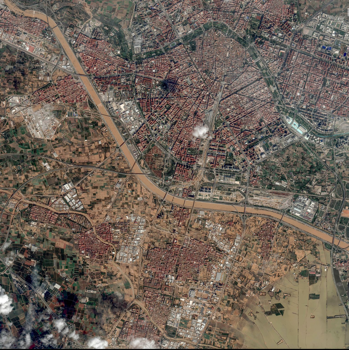 Eine Schlammdecke zieht sich durch benachbarte Dörfer (Handout). - Foto: Uncredited/Maxar Technologies/AP/dpa