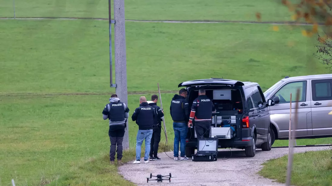 Die Polizei warnt, dass der flüchtige Täter gefährlich ist. - Bild: Fotokerschi/Franz Plechinger/APA/dpa