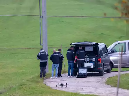 Die Polizei warnt, dass der flüchtige Täter gefährlich ist. - Foto: Fotokerschi/Franz Plechinger/APA/dpa
