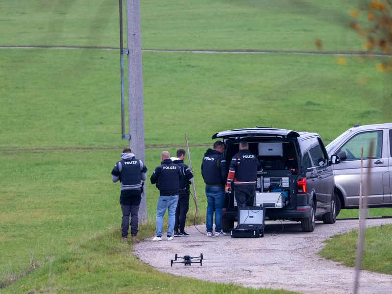Die Polizei warnt, dass der flüchtige Täter gefährlich ist. - Foto: Fotokerschi/Franz Plechinger/APA/dpa
