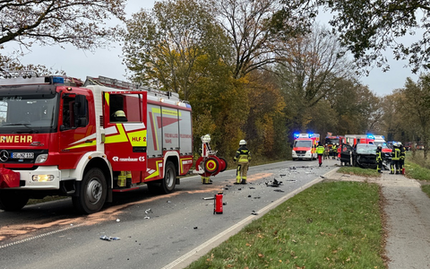 FW-SE: Schwerer Verkehrsunfall auf der Henstedter Straße Ortsausgang Wakendorf II - Foto: presseportal.de
